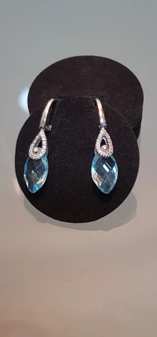 Pendientes largos de oro con topacio azul.