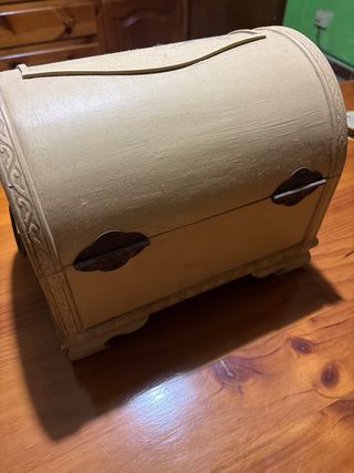 Cofre de madera artesanal decorado