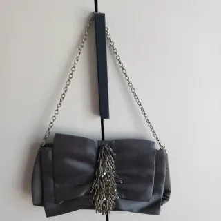 Bolso de fiesta gris con cadena