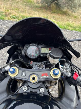 Suzuki GSX-R Negra y Blanca