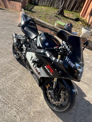 Suzuki GSX-R Negra y Blanca