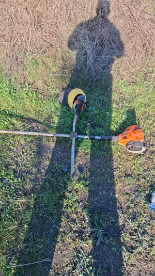 Se hace trabajo de desbrozadora  Limpieza de finca