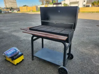 Barbacoa de carbón con mesa auxiliar