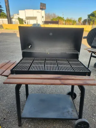 Barbacoa de carbón con mesa auxiliar