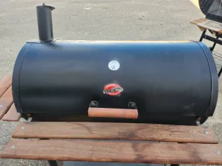 Barbacoa de carbón con mesa auxiliar