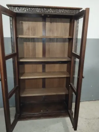 Vitrina antigua tallada madera y cristal