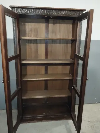 Vitrina antigua tallada madera y cristal