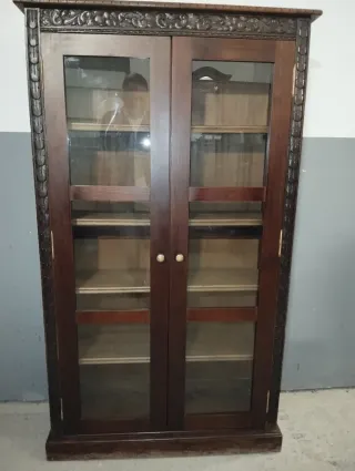 Vitrina antigua tallada madera y cristal