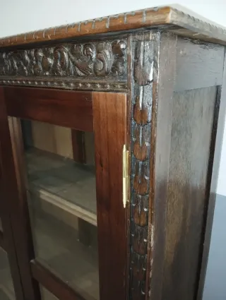 Vitrina antigua tallada madera y cristal