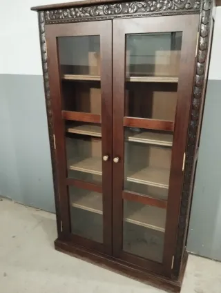 Vitrina antigua tallada madera y cristal