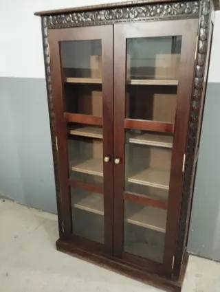 Vitrina antigua tallada madera y cristal