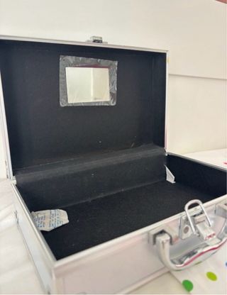 Maletín metálico con espejo