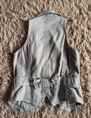 Chaleco gris con lazo