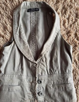 Chaleco gris con lazo