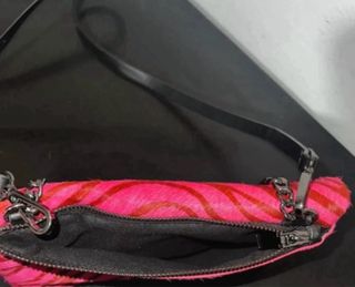 Bolso de hombro rosa con estampado cebra