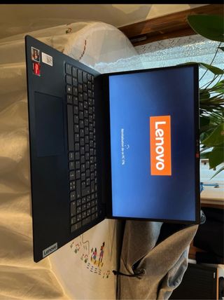 Lenovo V15 G4 AMN Portátil