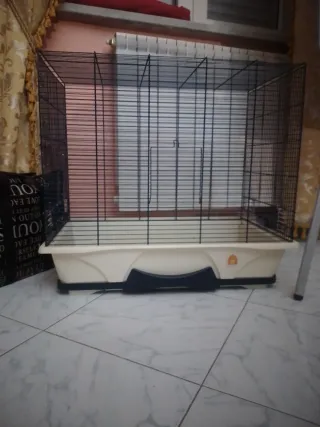 Gabbia per pappagalli beige e nera