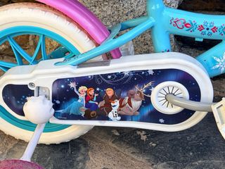 Bicicleta Frozen con ruedines.
