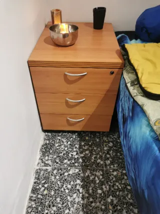 Mesita de noche de madera y metal