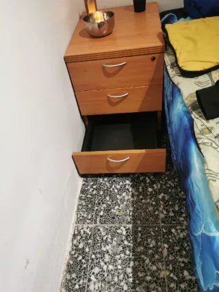 Mesita de noche de madera y metal