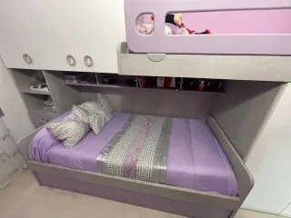 Ropa de cama púrpura y plateada