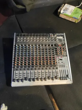 Mesa de mezclas Behringer