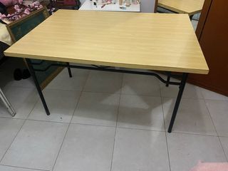 Mesa de madera y metal