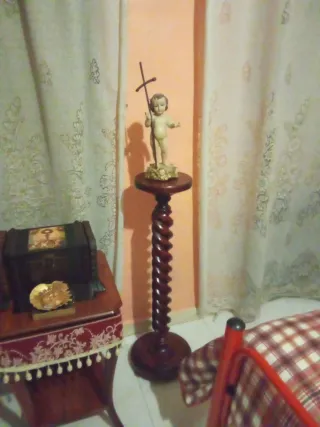 Pedestal madera Niño Jesús