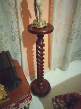 Pedestal madera Niño Jesús