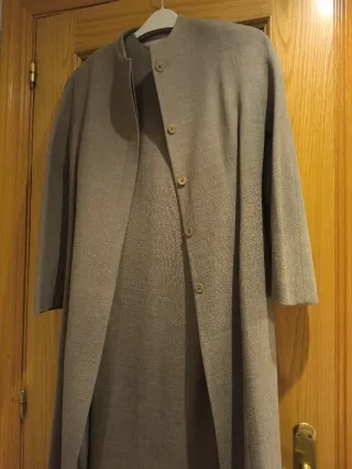 Conjunto vestido y abrigo elegante y discreto