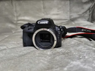 Cámara Canon EOS 100D + Objetivo EF-S 18-55 III