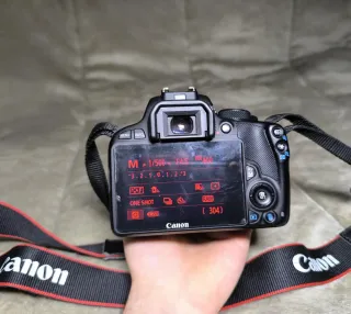 Cámara Canon EOS 100D + Objetivo EF-S 18-55 III