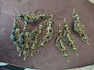 Antichi maniglioni per cassetti in metallo dorato