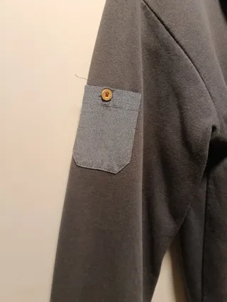 Chaqueta gris con capucha