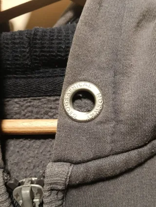 Chaqueta gris con capucha