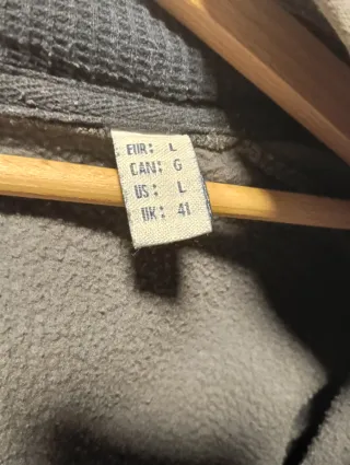 Chaqueta gris con capucha