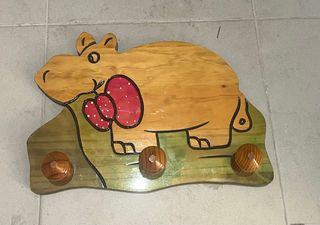 Perchero infantil de madera con hipopótamo