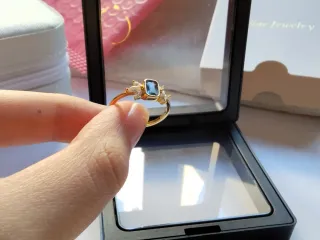 Anillo Plata Bañada Oro Cristal Azul. Talla 14