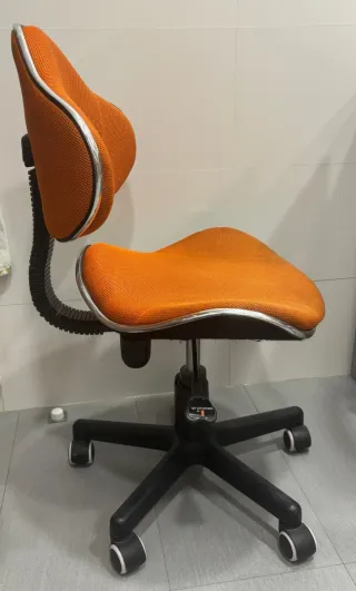 Silla giratoria naranja y negra