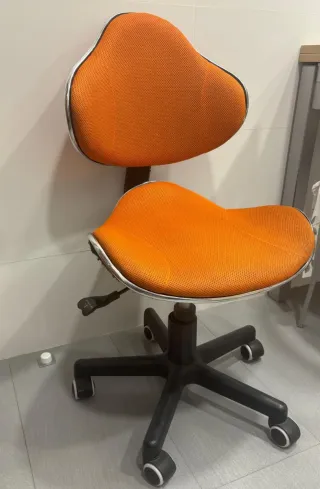 Silla giratoria naranja y negra