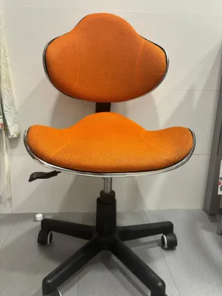 Silla giratoria naranja y negra