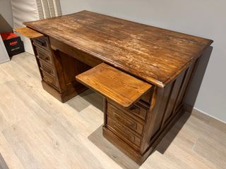 Escritorio antiguo de madera con cajones