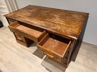 Escritorio antiguo de madera con cajones