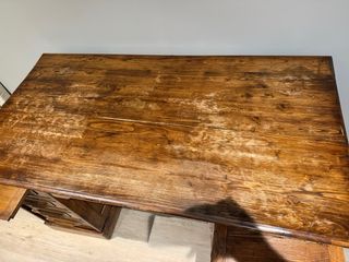 Escritorio antiguo de madera con cajones