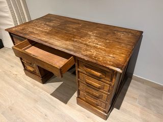 Escritorio antiguo de madera con cajones