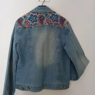 Cazadora vaquera con estampado