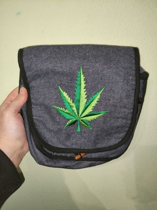 Bolso juvenil con hoja de marihuana