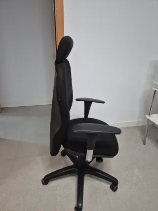 Silla de oficina ergonómica con reposacabezas