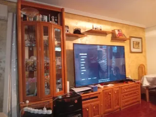 Mueble de madera con vitrina