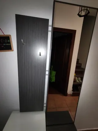 Mueble recibidor gris y blanco